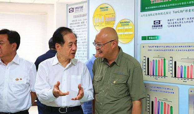 1532484487106249.png 4 韩启德听取屠鹏飞肉苁蓉药用价值的介绍.png